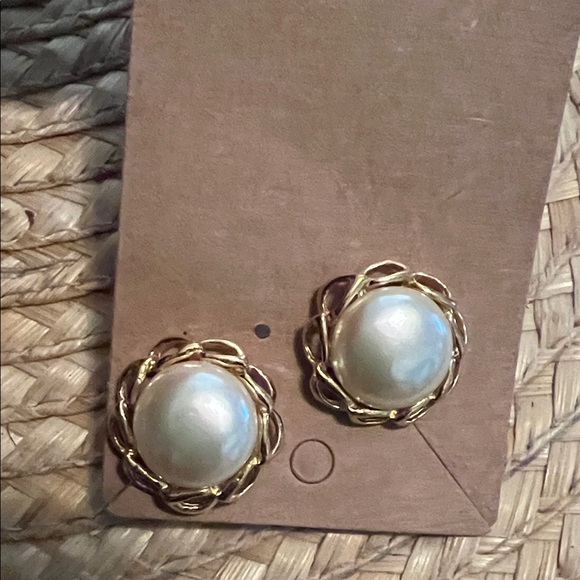 Elegant Gold and Cream Earrings - Picture 3 of 8